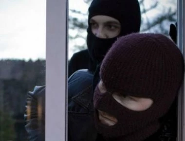 Ληστές επιτέθηκαν σε «βατραχάνθρωπο» στην Κορινθία και τράπηκαν σε φυγή